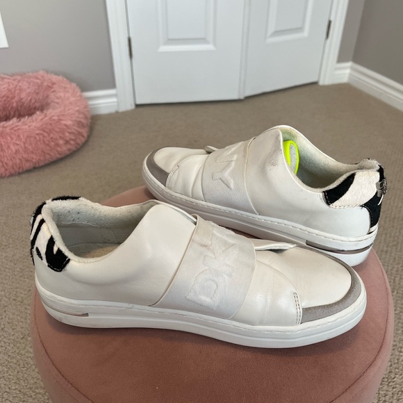 DKNY Sneaker - Picture 7 of 10